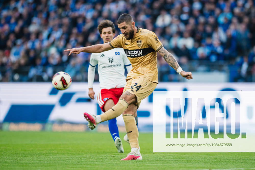 1. Bundesliga: Hamburger SV vs. VfB Stuttgart, 17.10.2026 Jeff Chabot (VfB Stuttgart, 24) schlägt den Ball ; Fußball, 1. Bundesliga, 6. Spieltag: Hamburger SV vs. VfB Stuttgart am 17.10.2026 im Volksparkstadion, Hamburg DFL REGULATIONS PROHIBIT ANY USE OF PHOTOGRAPHS AS IMAGE SEQUENCES AND OR QUASI-VIDEO.