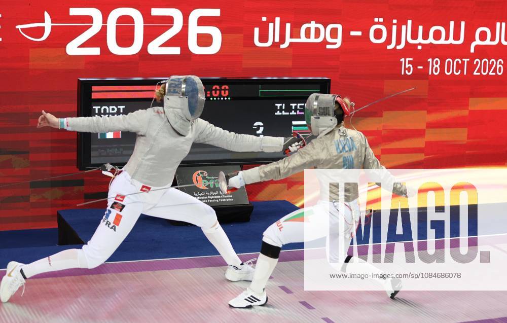 Coupe du Monde d escrime Oran 2026 la Francais Tori Toscane (gauche) affronte la bulgares Ilieva Yoana (droite), lors de la Finale individuelle du sabre fÃ minine, lors de la Coupe du monde d escrime 2026 a Oran, en Algerie, le 17 Octobre 2026 (Photo By Billel Bensalem APP Images) oran AlgÃ rie