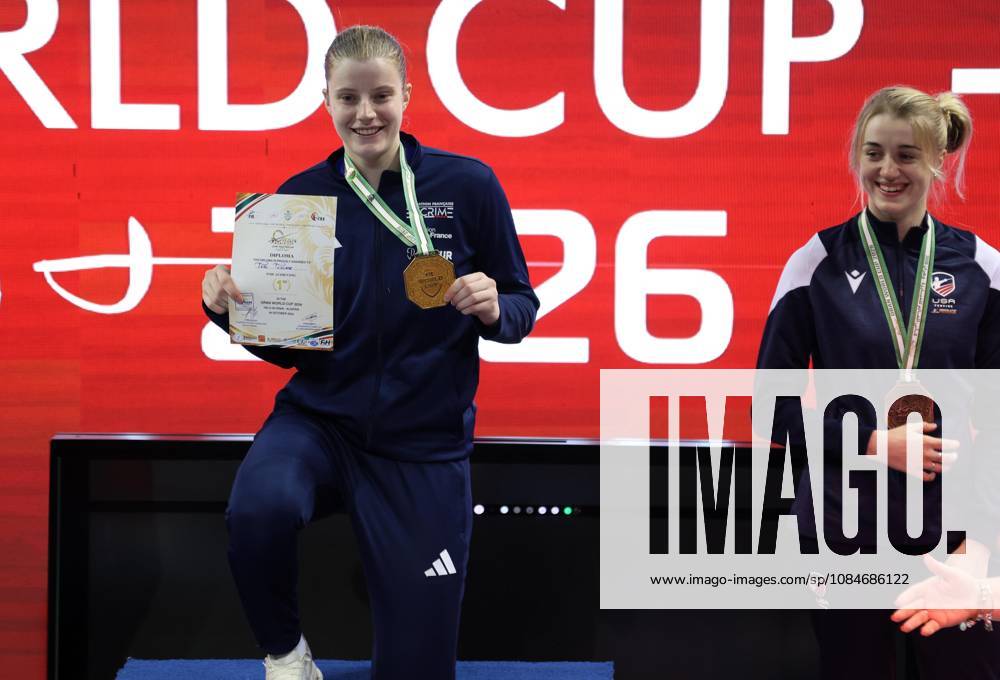 Coupe du Monde d escrime Oran 2026 la Francais Tori Toscane celebre avec la mà daille d or, apres avoir remporte la finale individuelle du sabre fà minine, lors de la Finale individuelle du sabre fà minine, lors de la Coupe du monde d escrime 2026 a Oran, en Algerie, le 17 Octobre 2026 (Photo By Billel Bensalem APP Images) oran Algà rie