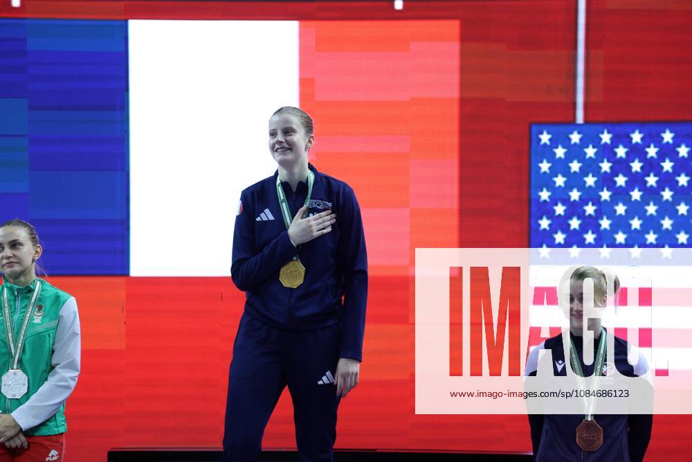 Coupe du Monde d escrime Oran 2026 la Francais Tori Toscane celebre avec la mà daille d or, apres avoir remporte la finale individuelle du sabre fà minine, lors de la Finale individuelle du sabre fà minine, lors de la Coupe du monde d escrime 2026 a Oran, en Algerie, le 17 Octobre 2026 (Photo By Billel Bensalem APP Images) oran Algà rie
