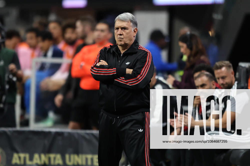 ATLANTA, GA - OCTOBER 17: Head coach Gerardo ÒTataÓ Martinez of the Atlanta United during the Saturday evening MLS, Fussball Herren, USA game between Atlanta United FC and Inter Miami CF on October 17, 2026 at Mercedes-Benz Stadium in Atlanta, Georgia. (Photo by David J. Griffin Icon Sportswire) SOCCER: OCT 17 MLS Atlanta United FC vs Inter Miami CF Icon9532610110000