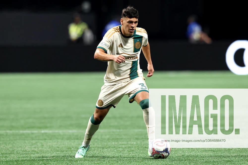 ATLANTA, GA - OCTOBER 17: Elias Baez (3) of the Atlanta United advances the football during the Saturday evening MLS, Fussball Herren, USA game between Atlanta United FC and Inter Miami CF on October 17, 2026 at Mercedes-Benz Stadium in Atlanta, Georgia. (Photo by David J. Griffin Icon Sportswire) SOCCER: OCT 17 MLS Atlanta United FC vs Inter Miami CF Icon9532610170804