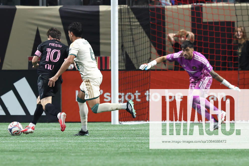 ATLANTA, GA - OCTOBER 17: Leo Messi (10) of the Inter Miami CF sets up for a shot on goal during the Saturday evening MLS, Fussball Herren, USA game between Atlanta United FC and Inter Miami CF on October 17, 2026 at Mercedes-Benz Stadium in Atlanta, Georgia. (Photo by David J. Griffin Icon Sportswire) SOCCER: OCT 17 MLS Atlanta United FC vs Inter Miami CF Icon9532610170862