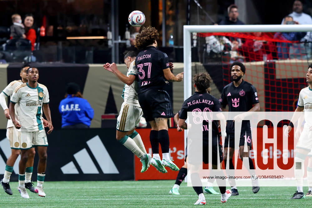 ATLANTA, GA - OCTOBER 17: Elias Baez (3) of the Atlanta United and Maximiliano Falcon (37) of the Inter Miami CF leap to head the football during the Saturday evening MLS, Fussball Herren, USA game between Atlanta United FC and Inter Miami CF on October 17, 2026 at Mercedes-Benz Stadium in Atlanta, Georgia. (Photo by David J. Griffin Icon Sportswire) SOCCER: OCT 17 MLS Atlanta United FC vs Inter Miami CF Icon9532610170941