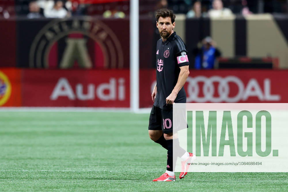 ATLANTA, GA - OCTOBER 17: Leo Messi (10) of the Inter Miami CF looks on during the Saturday evening MLS, Fussball Herren, USA game between Atlanta United FC and Inter Miami CF on October 17, 2026 at Mercedes-Benz Stadium in Atlanta, Georgia. (Photo by David J. Griffin Icon Sportswire) SOCCER: OCT 17 MLS Atlanta United FC vs Inter Miami CF Icon9532610170949