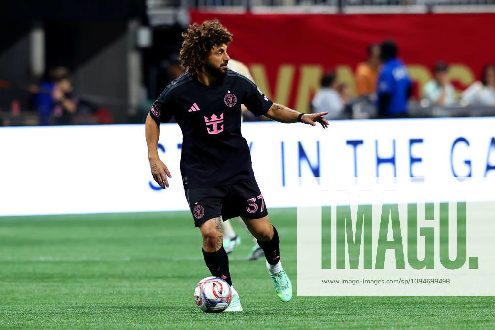 ATLANTA, GA - OCTOBER 17: Maximiliano Falcon (37) of the Inter Miami CF dribbles the football during the Saturday evening MLS, Fussball Herren, USA game between Atlanta United FC and Inter Miami CF on October 17, 2026 at Mercedes-Benz Stadium in Atlanta, Georgia. (Photo by David J. Griffin Icon Sportswire) SOCCER: OCT 17 MLS Atlanta United FC vs Inter Miami CF Icon9532610170967