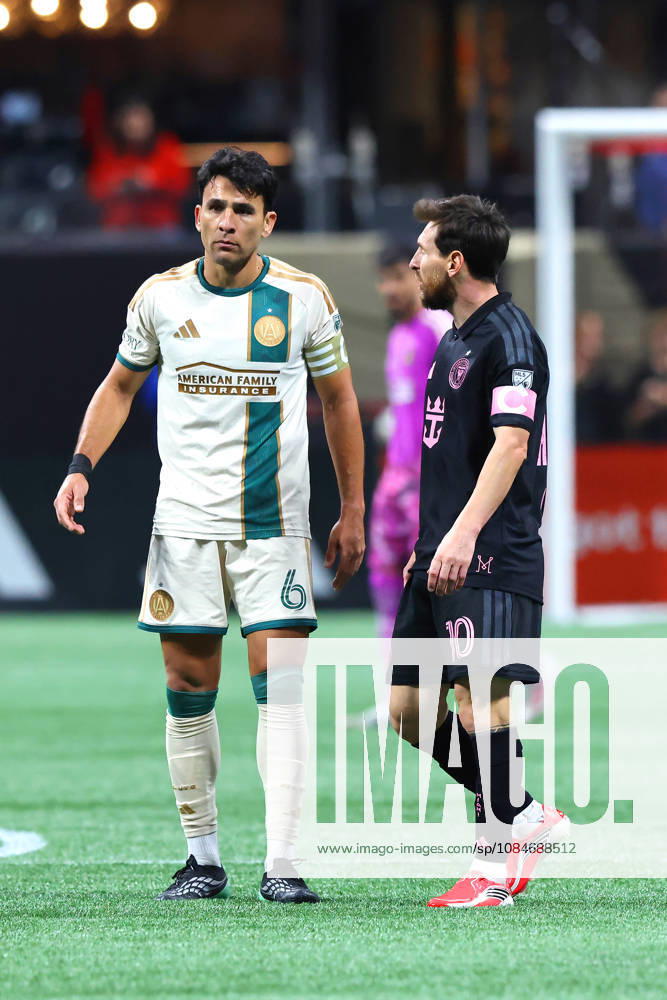 ATLANTA, GA - OCTOBER 17: Leo Messi (10) of the Inter Miami CF speaks with Junior Alonso (6) of the Atlanta United during the Saturday evening MLS, Fussball Herren, USA game between Atlanta United FC and Inter Miami CF on October 17, 2026 at Mercedes-Benz Stadium in Atlanta, Georgia. (Photo by David J. Griffin Icon Sportswire) SOCCER: OCT 17 MLS Atlanta United FC vs Inter Miami CF Icon9532610171017