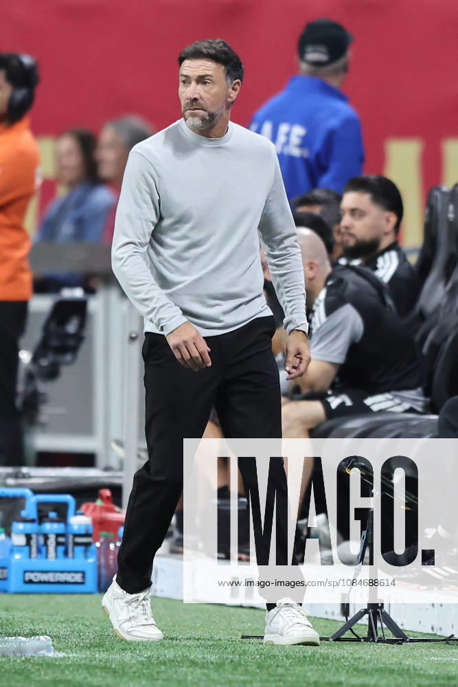 ATLANTA, GA - OCTOBER 17: Miami head coach Cristian Kily Gonzalez during the Saturday evening MLS, Fussball Herren, USA game between Atlanta United FC and Inter Miami CF on October 17, 2026 at Mercedes-Benz Stadium in Atlanta, Georgia. (Photo by David J. Griffin Icon Sportswire) SOCCER: OCT 17 MLS Atlanta United FC vs Inter Miami CF Icon9532610110169