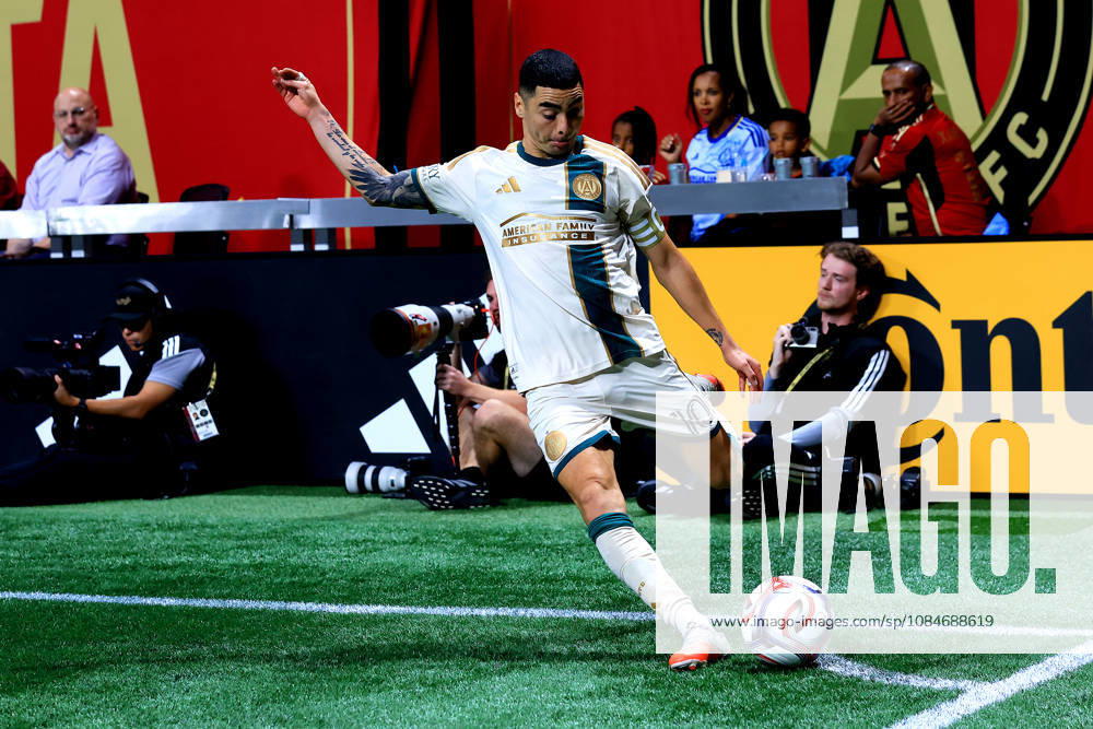 ATLANTA, GA - OCTOBER 17: Miguel Almiron (10) of the Atlanta United with a corner kick during the Saturday evening MLS, Fussball Herren, USA game between Atlanta United FC and Inter Miami CF on October 17, 2026 at Mercedes-Benz Stadium in Atlanta, Georgia. (Photo by David J. Griffin Icon Sportswire) SOCCER: OCT 17 MLS Atlanta United FC vs Inter Miami CF Icon9532610170640