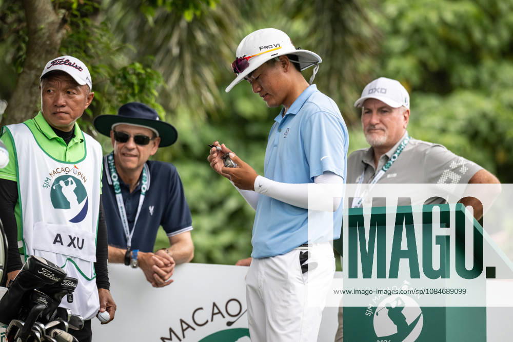 Chinas XU, Andi marks his ball on the first tee.Macau Open Golf 2026 Final Round. Macau Open Golf 2026 Final Round - ZUMAr144 20261018_zap_r144_001