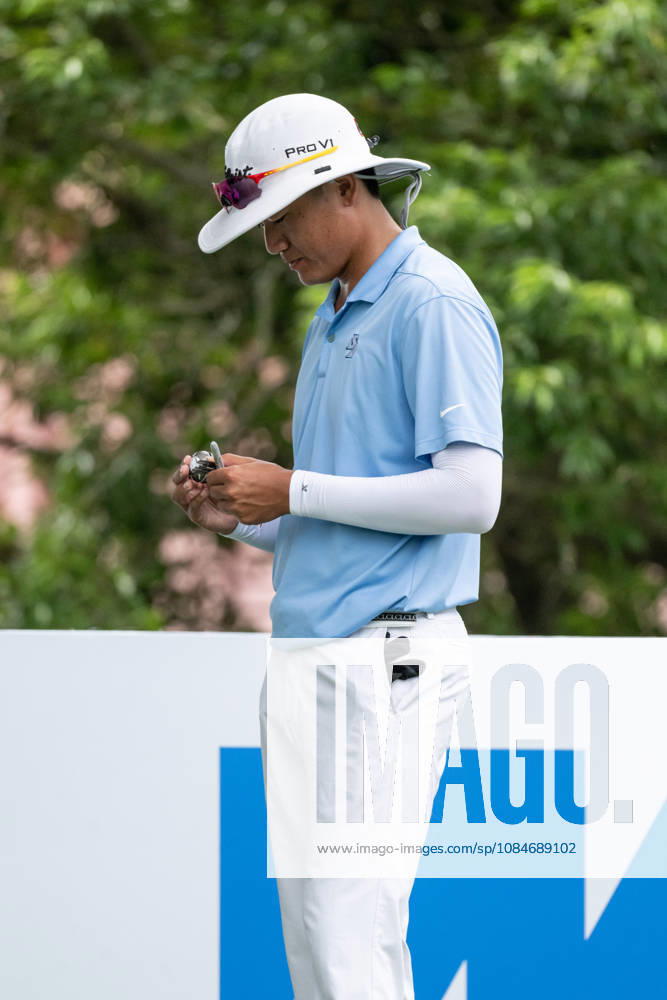 Chinas XU, Andi marks his ball on the first tee.Macau Open Golf 2026 Final Round. Macau Open Golf 2026 Final Round - ZUMAr144 20261018_zap_r144_002