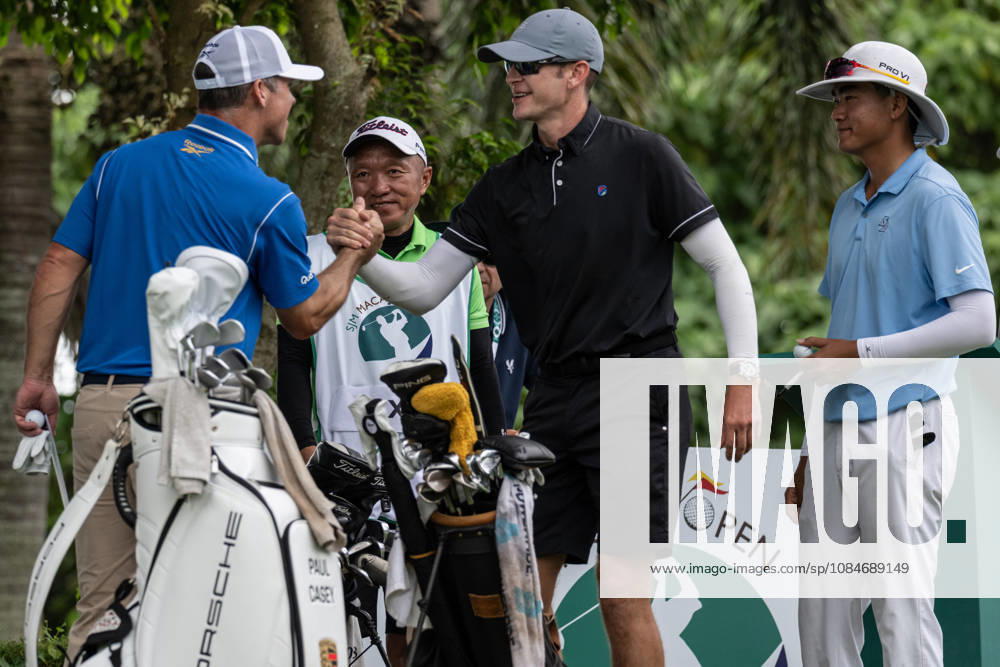 Paul CASEY from England greets USAâ€⠢s Andy OGLETREEâ€⠢s Caddy (R) Macau Open Golf 2026 Final Round. Macau Open Golf 2026 Final Round - ZUMAr144 20261018_zap_r144_007