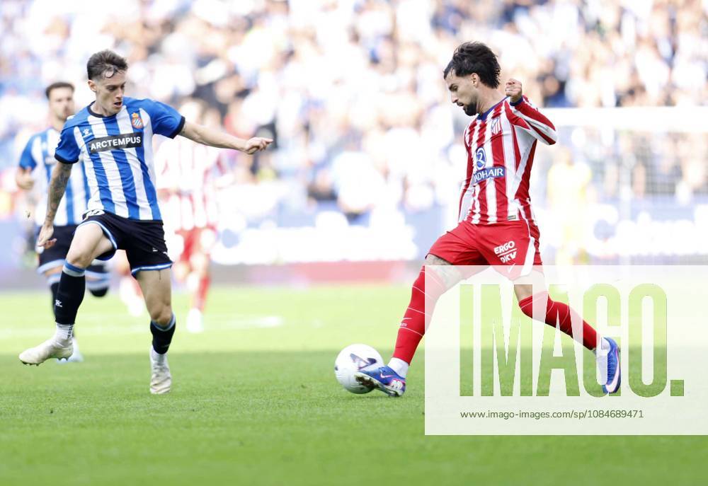 Barcelona Spain 17.10.2026 Pol Lozano (Espanyol) and Alex Baena (Atletico de Madrid) battle for the ball during the La Liga EA Sports between Espanyol and Atletico de Madrid at RCDE Stadium on 17 October 2026 in Barcelona. Soccer 2026 LaLiga: Espanyol 0-1 Atletico De Madrid - ZUMAu50_ 20261017_zsp_u50_027