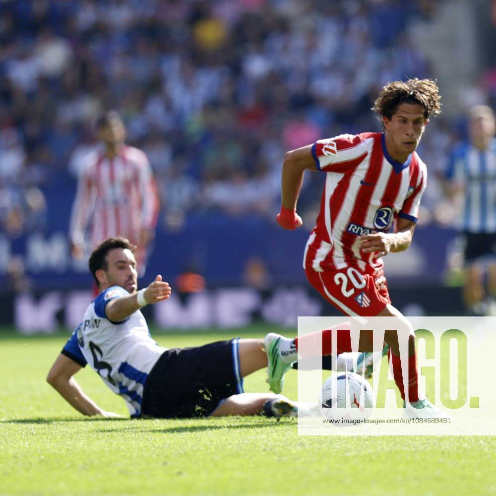 Barcelona Spain 17.10.2026 Edu Exposito (Espanyol) and Giuliano Simeone(Atletico de Madrid) battle for the ball during the La Liga EA Sports between Espanyol and Atletico de Madrid at RCDE Stadium on 17 October 2026 in Barcelona. Soccer 2026 LaLiga: Espanyol 0-1 Atletico De Madrid - ZUMAu50_ 20261017_zsp_u50_032