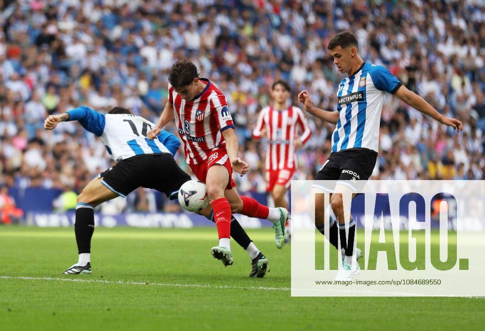 Barcelona Spain 17.10.2026 Unai Nuo±ez (Espanyol), Gabriel Moscardo (Espanyol) and Julian Alvarez (Atletico de Madrid) battle for the ball during the La Liga EA Sports between Espanyol and Atletico de Madrid at RCDE Stadium on 17 October 2026 in Barcelona. Soccer 2026 LaLiga: Espanyol 0-1 Atletico De Madrid - ZUMAu50_ 20261017_zsp_u50_065