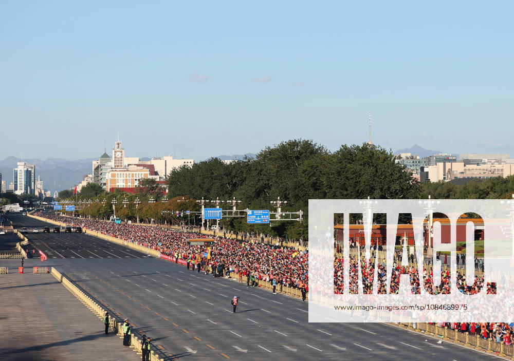 (261018) -- BEIJING, Oct. 18, 2026 -- Runners compete during the 2026 Beijing Marathon & National Marathon Championships in Beijing, capital of China, Oct. 18, 2026. ) (SP)CHINA-BEIJING-2026 BEIJING MARATHON(CN) ZhangxChenlin
