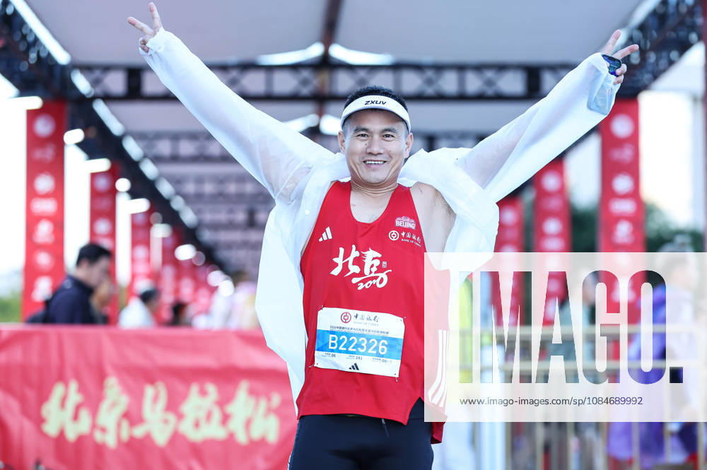 (261018) -- BEIJING, Oct. 18, 2026 -- A runner poses for a photo before the 2026 Beijing Marathon & National Marathon Championships in Beijing, capital of China, Oct. 18, 2026. ) (SP)CHINA-BEIJING-2026 BEIJING MARATHON(CN) LixMing