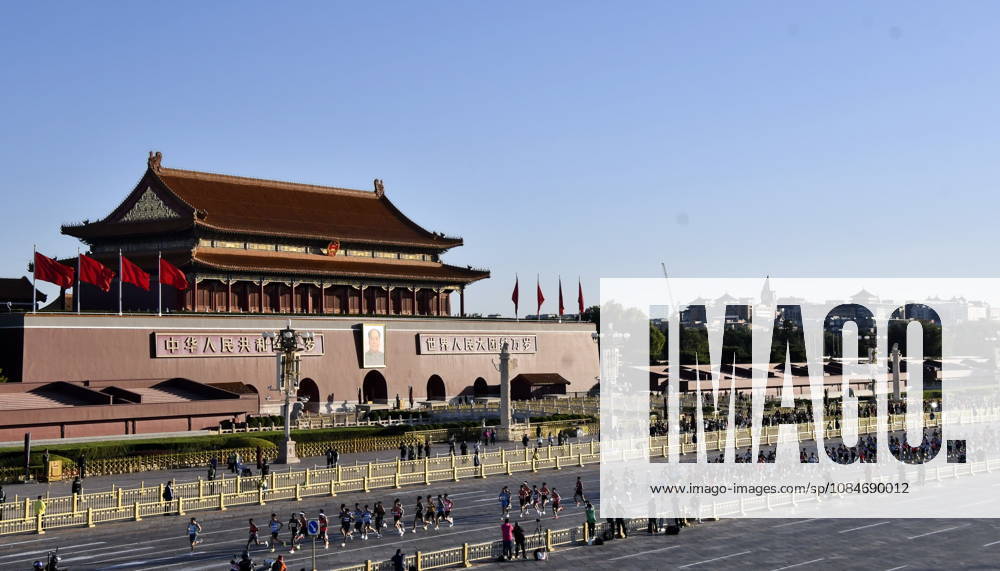 (261018) -- BEIJING, Oct. 18, 2026 -- Runners compete during the 2026 Beijing Marathon & National Marathon Championships in Beijing, capital of China, Oct. 18, 2026. ) (SP)CHINA-BEIJING-2026 BEIJING MARATHON(CN) LixXin