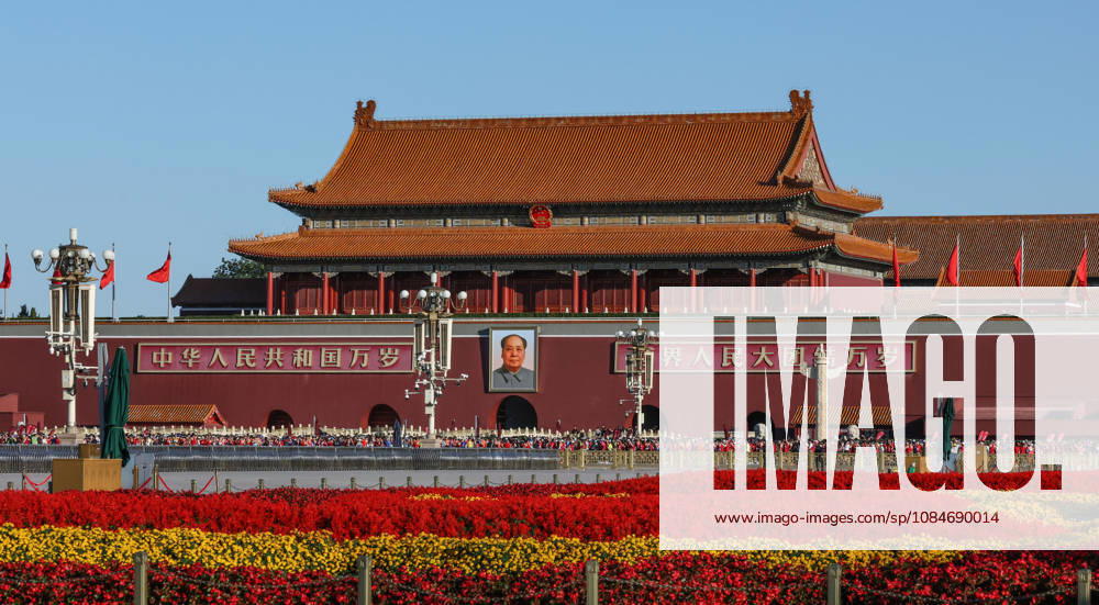 (261018) -- BEIJING, Oct. 18, 2026 -- Runners compete during the 2026 Beijing Marathon & National Marathon Championships in Beijing, capital of China, Oct. 18, 2026. ) (SP)CHINA-BEIJING-2026 BEIJING MARATHON(CN) LixMing