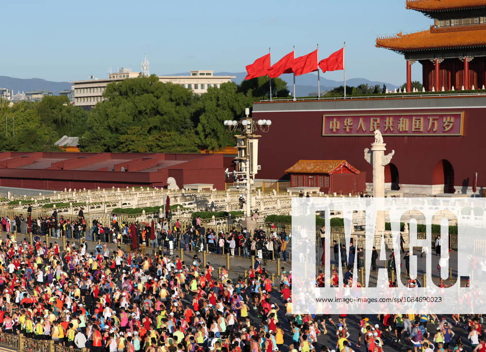 (261018) -- BEIJING, Oct. 18, 2026 -- Runners compete during the 2026 Beijing Marathon & National Marathon Championships in Beijing, capital of China, Oct. 18, 2026. ) (SP)CHINA-BEIJING-2026 BEIJING MARATHON(CN) ZhangxChenlin