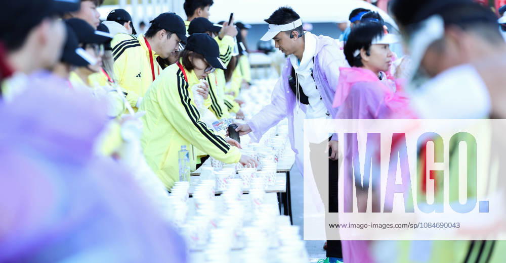 (261018) -- BEIJING, Oct. 18, 2026 -- Runners drink water before the 2026 Beijing Marathon & National Marathon Championships in Beijing, capital of China, Oct. 18, 2026. ) (SP)CHINA-BEIJING-2026 BEIJING MARATHON(CN) LixMing