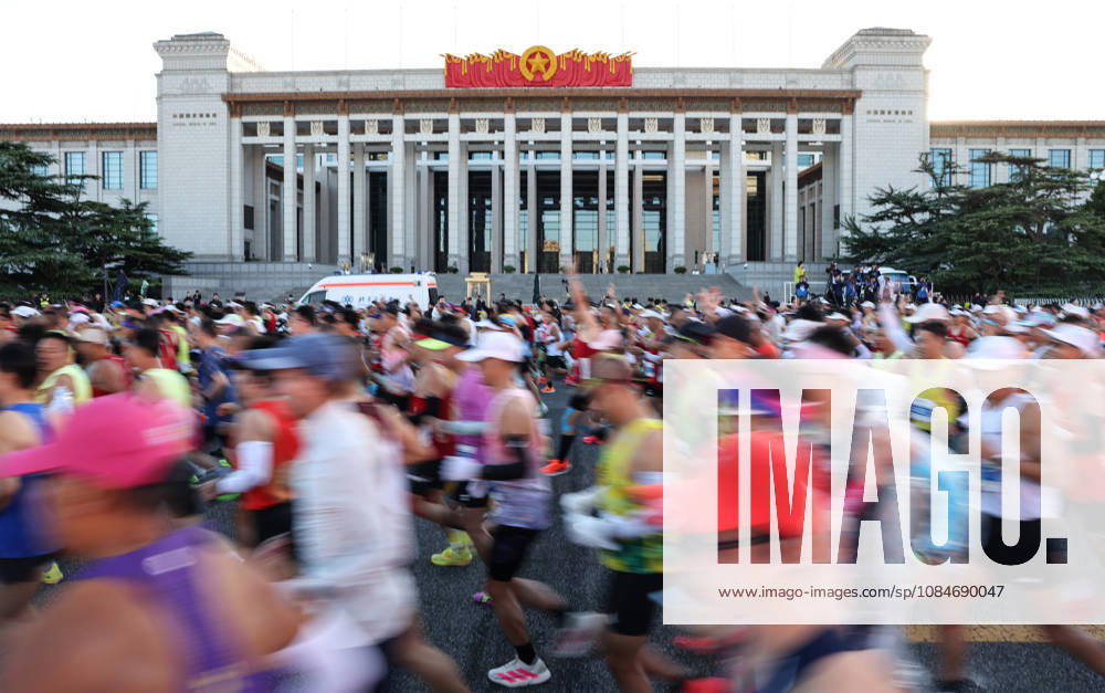 (261018) -- BEIJING, Oct. 18, 2026 -- Runners compete during the 2026 Beijing Marathon & National Marathon Championships in Beijing, capital of China, Oct. 18, 2026. ) (SP)CHINA-BEIJING-2026 BEIJING MARATHON(CN) LixMing