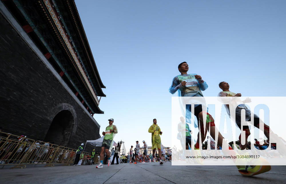 (261018) -- BEIJING, Oct. 18, 2026 -- Runners warm up before the 2026 Beijing Marathon & National Marathon Championships in Beijing, capital of China, Oct. 18, 2026. ) (SP)CHINA-BEIJING-2026 BEIJING MARATHON(CN) LixMing