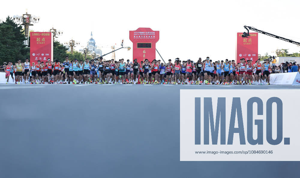 (261018) -- BEIJING, Oct. 18, 2026 -- Runners start during the 2026 Beijing Marathon & National Marathon Championships in Beijing, capital of China, Oct. 18, 2026. ) (SP)CHINA-BEIJING-2026 BEIJING MARATHON JinxLiwang