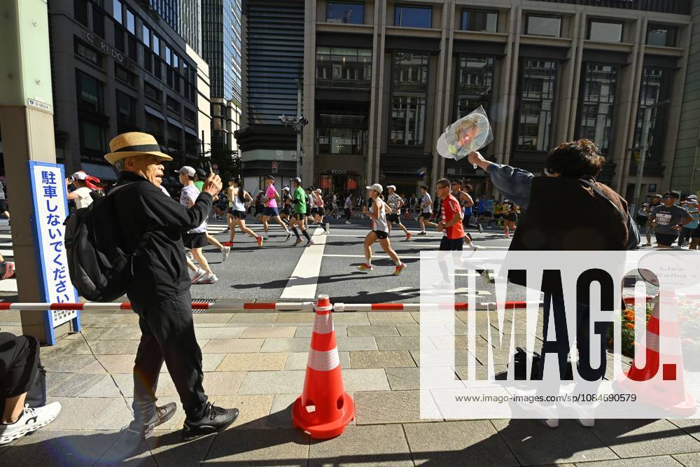 Runners take part in Tokyo Half Marathon in Japan TOKYO, JAPAN - OCTOBER 18 : Spectators cheer on participants as runners make their way through the Muromachi district during the Tokyo Half Marathon in Tokyo, Japan, October 18, 2026. David Mareuil Anadolu Tokyo Japan. Editorial use only. Please get in touch for any other usage.