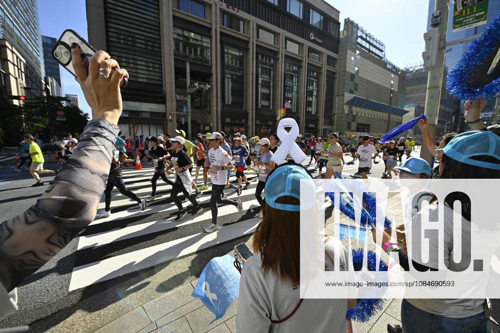 Runners take part in Tokyo Half Marathon in Japan TOKYO, JAPAN - OCTOBER 18 : Spectators cheer on participants as runners make their way through the Muromachi district during the Tokyo Half Marathon in Tokyo, Japan, October 18, 2026. David Mareuil Anadolu Tokyo Japan. Editorial use only. Please get in touch for any other usage.