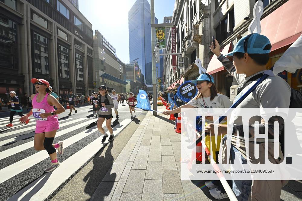 Runners take part in Tokyo Half Marathon in Japan TOKYO, JAPAN - OCTOBER 18 : Spectators cheer on participants as runners make their way through the Muromachi district during the Tokyo Half Marathon in Tokyo, Japan, October 18, 2026. David Mareuil Anadolu Tokyo Japan. Editorial use only. Please get in touch for any other usage.