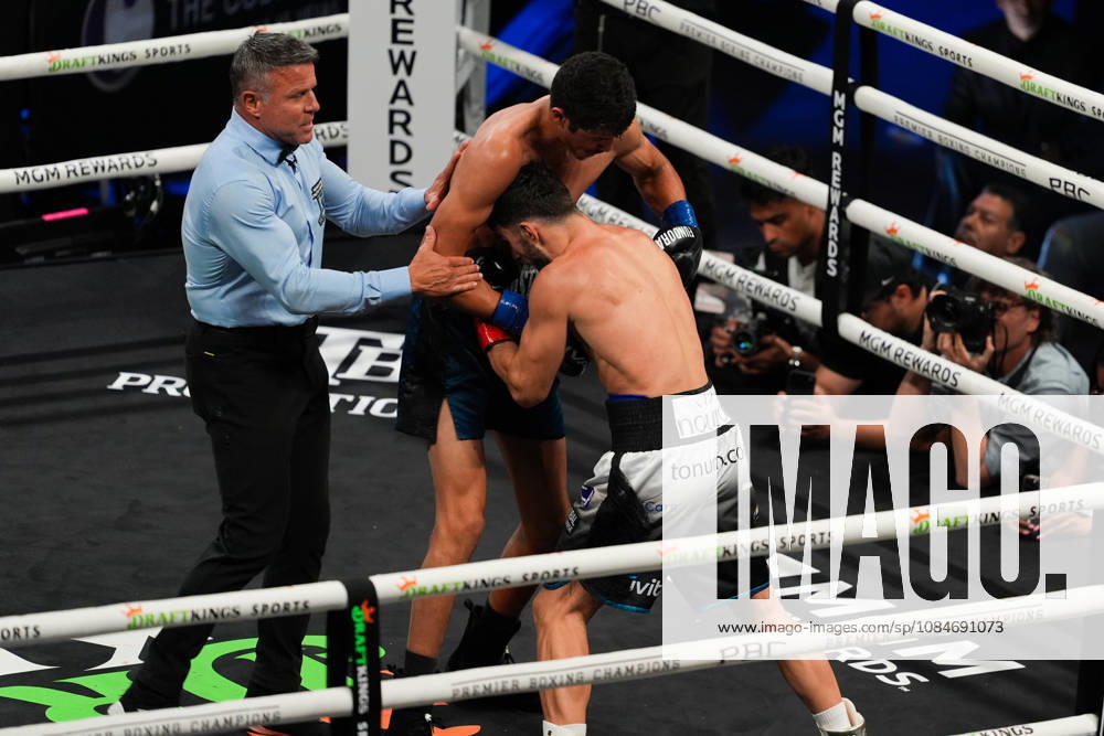 BOXING: Sebastian Fundora vs Ermal Hadribeaj in Las Vegas LAS VEGAS, NEVADA, UNITED STATES - OCTOBER 17: Sebastian Fundora (blue) defeats Ermal Hadribeaj (red) during their WBC super welterweight World Championship, WM, Weltmeisterschaft title on Saturday night at the Chelsea of The Cosmopolitan in Las Vegas, Nevada, United States on October 17, 2026. Tayfun Coskun Anadolu Nevada United States. Editorial use only. Please get in touch for any other usage.