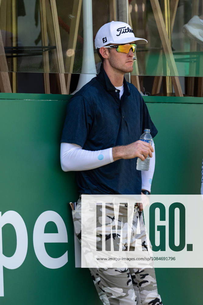 Charles PORTER from the USA takes the tied lead on -14 Par with a stunning -9 Par final round. PORTER and his caddy hide from the heat in the shade of the hospitality stand on the 18th green. Macau Open Golf 2026 Final Round. Macau Open Golf 2026 Final Round - ZUMAr144 20261018_zap_r144_044