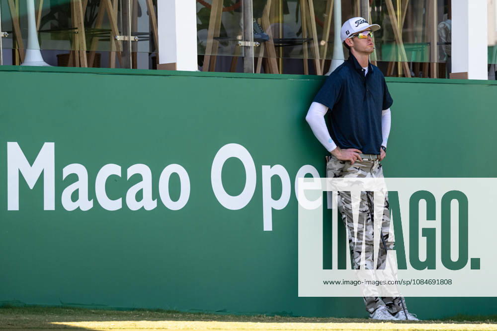 Charles PORTER from the USA takes the tied lead on -14 Par with a stunning -9 Par final round. PORTER and his caddy hide from the heat in the shade of the hospitality stand on the 18th green. Macau Open Golf 2026 Final Round. Macau Open Golf 2026 Final Round - ZUMAr144 20261018_zap_r144_048