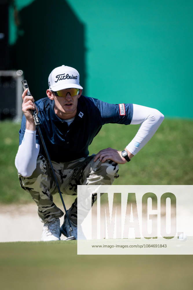 Charles PORTER from the USA takes the tied lead on -14 Par with a stunning -9 Par final round. PORTERs final putt for a -2 Par hole on the 18th green. Macau Open Golf 2026 Final Round. Macau Open Golf 2026 Final Round - ZUMAr144 20261018_zap_r144_053