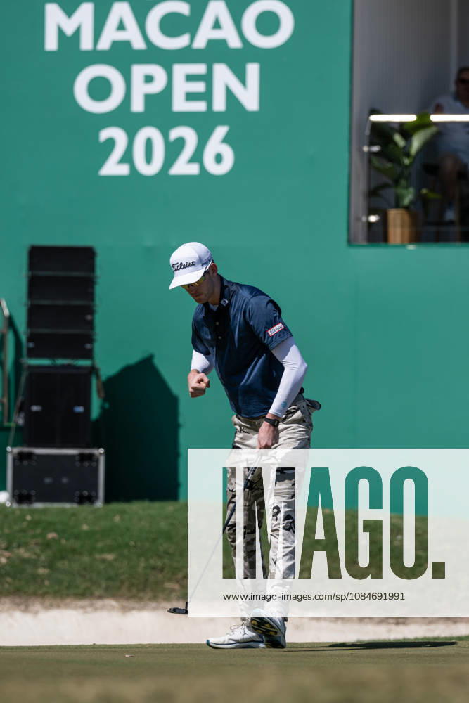 Charles PORTER from the USA takes the tied lead on -14 Par with a stunning -9 Par final round. PORTER celebrates a final -2 Par hole on the 18th green. Macau Open Golf 2026 Final Round. Macau Open Golf 2026 Final Round - ZUMAr144 20261018_zap_r144_057