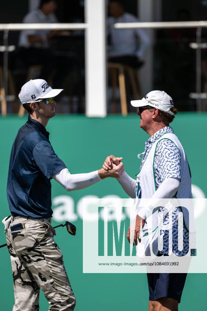 Charles PORTER from the USA takes the tied lead on -14 Par with a stunning -9 Par final round. PORTER is congratulated by his caddy. Macau Open Golf 2026 Final Round. Macau Open Golf 2026 Final Round - ZUMAr144 20261018_zap_r144_058