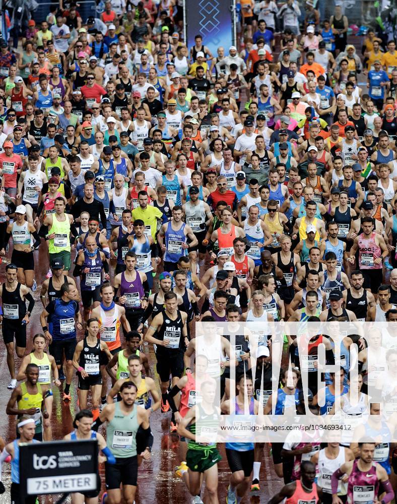 AMSTERDAM - The start of the Amsterdam Marathon. ANP RAMON VAN FLYMEN ANPxSportx IVx 572810208 originalFilename: 572810208