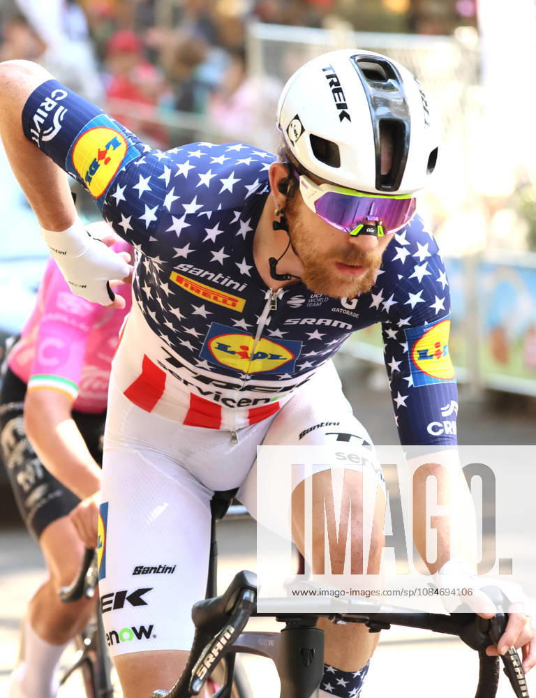 Utsunomiya, Japan - American cyclist Quinn Simmons (R) of Lidl-Trek leads Irish Ben Healey (L) of EF Education - Easy Post at the Utsunomiya Japan Cup Cycle Road Race in Utsunomiya, 100km north of Tokyo on Sunday, October 18, 2026. Quin Simmons won the 144km race and Healey finished the runner-up. (photo by Yoshio Tsunoda AFLO) Noxthirdxpartyxsales 0869825633st YoshioxTsunodax
