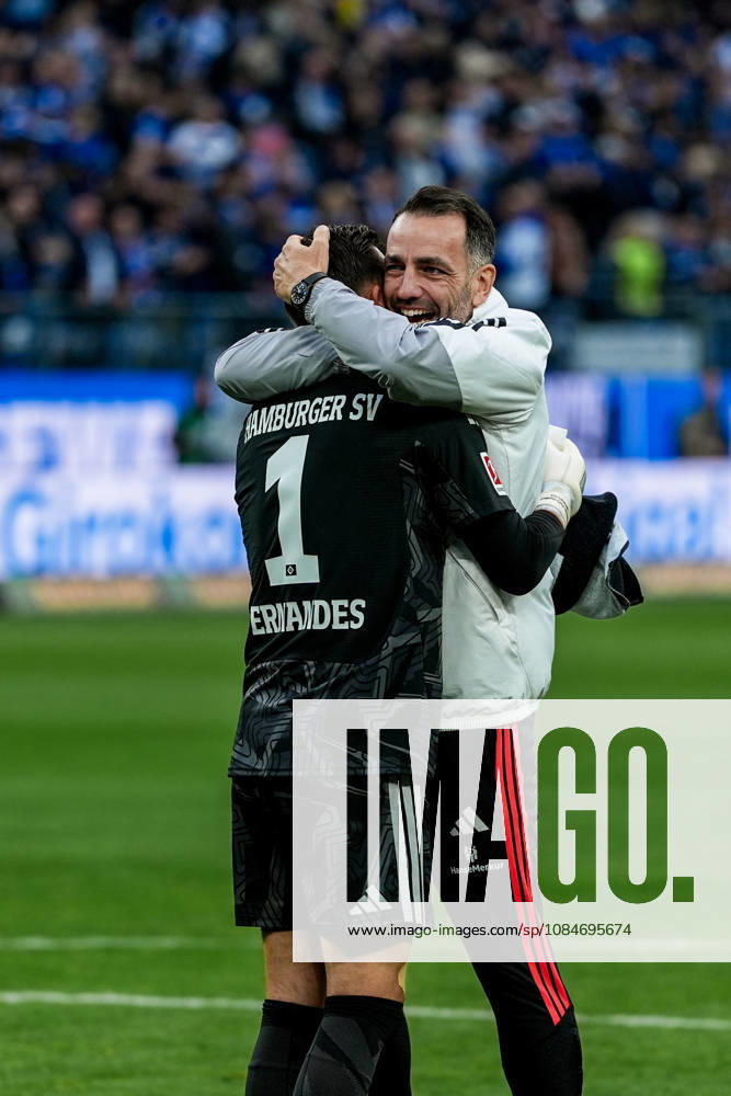 Deutschland: Fußball Bundesliga 2026 27, 6. Spieltag Hamburger SV (HSV) vs VfB Stuttgart Volkspark Stadion (Hamburg): Daniel Heuer Fernandes (Hamburger SV, 1) mit Sven Höh, Sven Hoeh (Torwart-Trainer, Hamburger SV)
