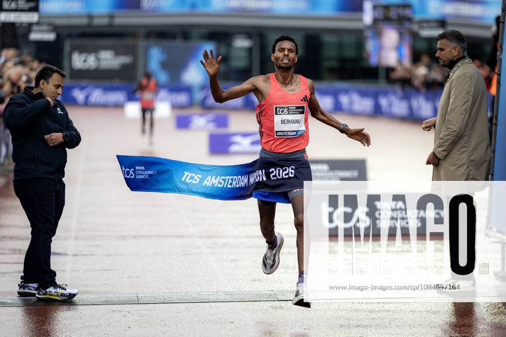 AMSTERDAM - Lemi Berhanu wins the Amsterdam Marathon. ANP RAMON VAN FLYMEN ANPxSportx IVx 572821141 originalFilename: 572821141