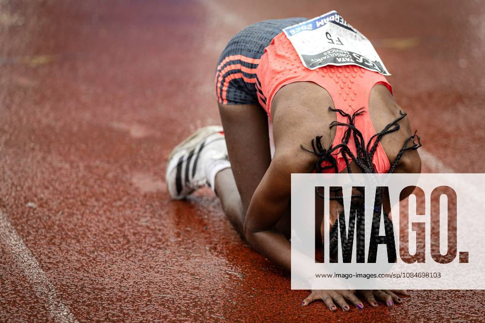 AMSTERDAM - Buze Diriba wins the Amsterdam Marathon for women. ANP RAMON VAN FLYMEN ANPxSportx IVx 572823049 originalFilename: 572823049