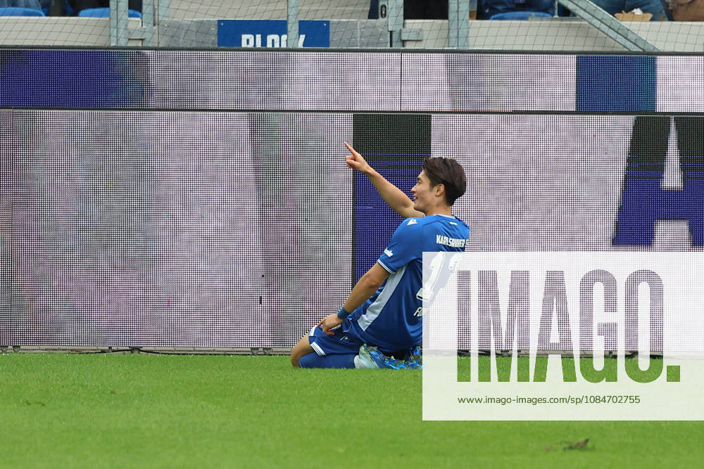 Fussball 2.Bundesliga, Karlsruher SC - SV Darmstadt 98 v.l. Shio Fukuda (Karlsruher SC) jubelt nach seinem Tor zum 1:0 Karlsruhe