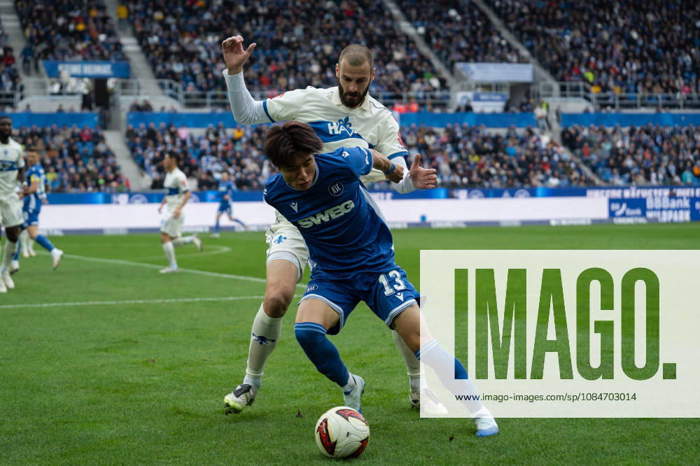 Fussball 2.Bundesliga, Karlsruher SC - SV Darmstadt 98, Aleksandar Vukotic (20, SV Darmstadt 98) im Zweikampf mit Shio Fukuda (13, Karlsruher SC) Karlsruhe