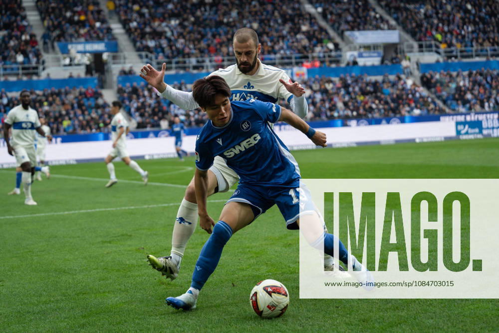 Fussball 2.Bundesliga, Karlsruher SC - SV Darmstadt 98, Aleksandar Vukotic (20, SV Darmstadt 98) im Zweikampf mit Shio Fukuda (13, Karlsruher SC) Karlsruhe