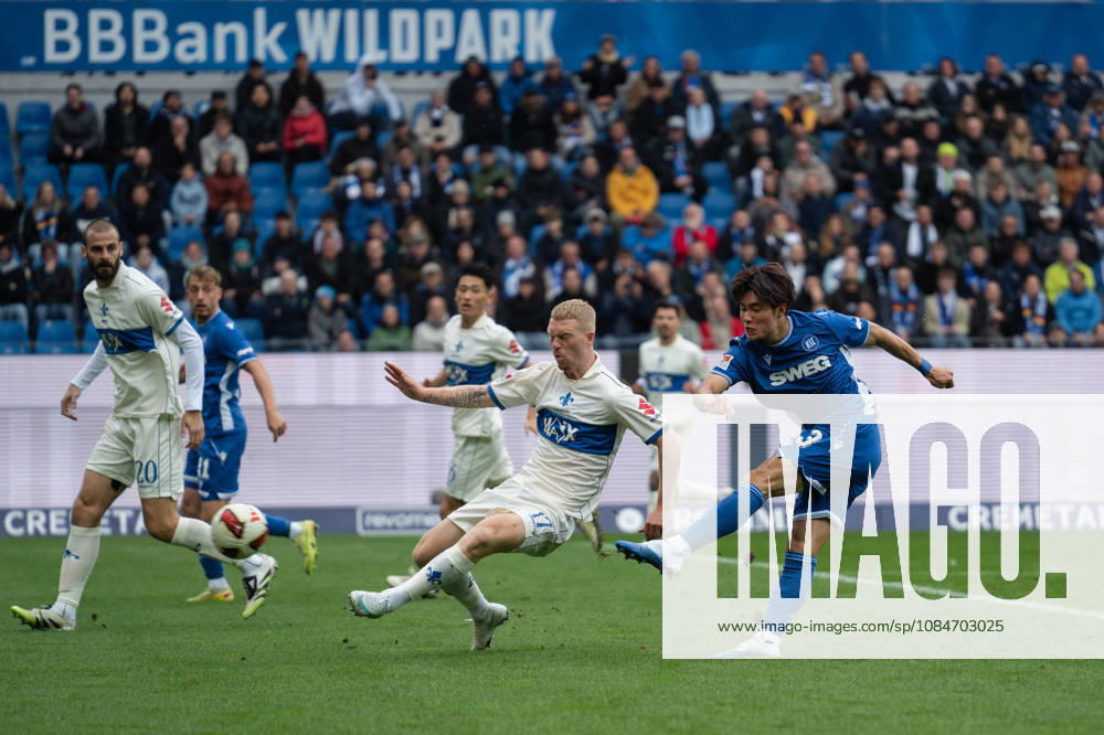 Fussball 2.Bundesliga, Karlsruher SC - SV Darmstadt 98, Torschützen zum 1:0 durch Shio Fukuda (13, Karlsruher SC), Kai Klefisch (17, SV Darmstadt 98) versucht zu blocken l. Karlsruhe