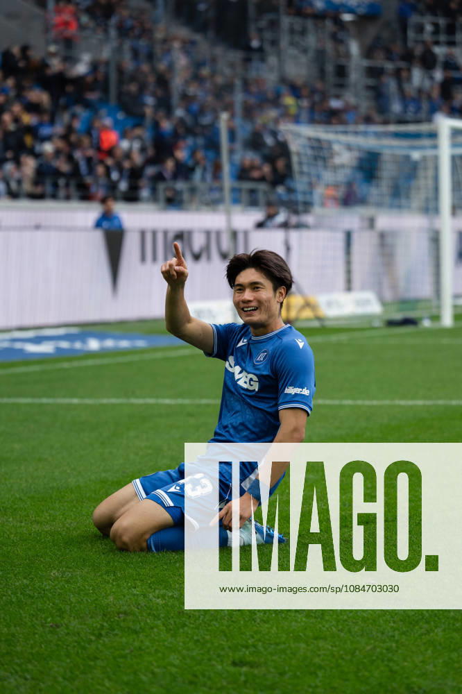 Fussball 2.Bundesliga, Karlsruher SC - SV Darmstadt 98, Torjubel zum 1:0 von Shio Fukuda (13, Karlsruher SC) Karlsruhe