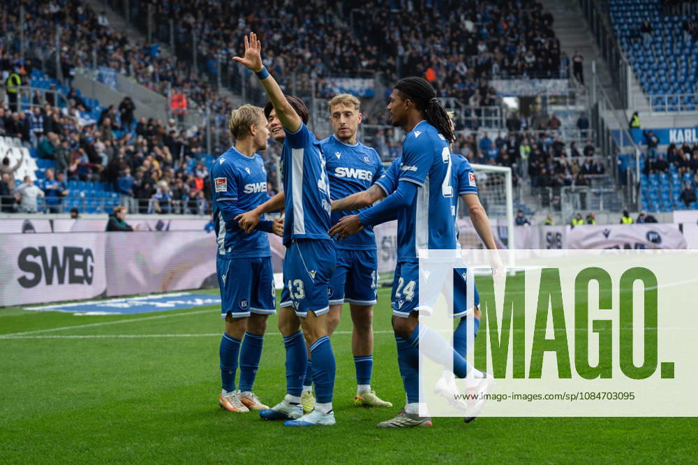 Fussball 2.Bundesliga, Karlsruher SC - SV Darmstadt 98, Torjubel zum 1:0 von Shio Fukuda (13, Karlsruher SC) Karlsruhe