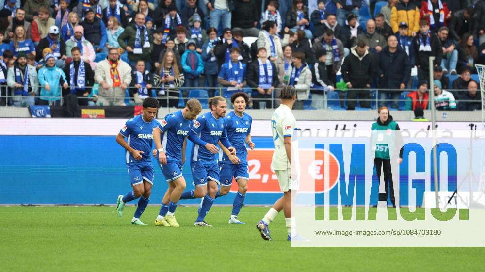 Fussball 2.Bundesliga, Karlsruher SC - SV Darmstadt 98 v.l. Shio Fukuda (Karlsruher SC) jubelt nach seinem Tor zum 1:0 Karlsruhe