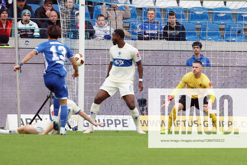 Fussball 2.Bundesliga, Karlsruher SC - SV Darmstadt 98 v.l. Torschuss zum 1:0 durch Shio Fukuda (Karlsruher SC) Marcel Schuhen (SV Darmstadt 98) Karlsruhe